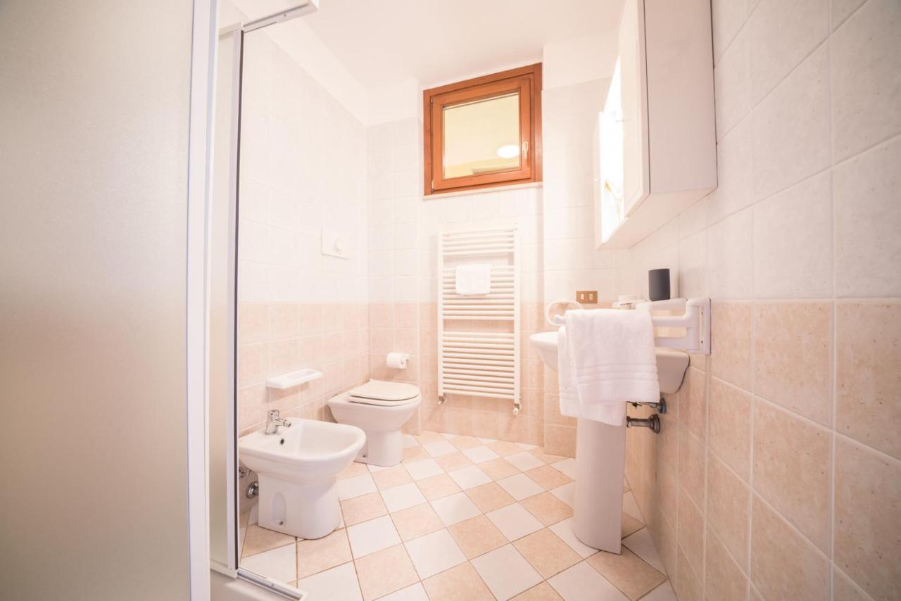 Gardappartamenti Cascinale Pool ديسينسانو ديل غاردا المظهر الخارجي الصورة
